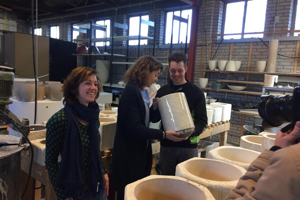 Het ‘Vaasje van Nederland’ uit Made namens Mark Rutte in ontvangst genomen